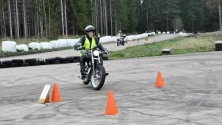 Balansen testas när motorcykelförarna kryssar mellan koner på banan.