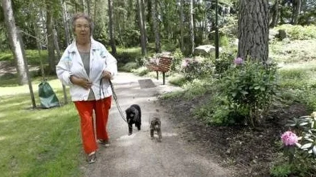 Kersti Claesson är ute och promenerar med sina små pudlar Malva och Myrra.