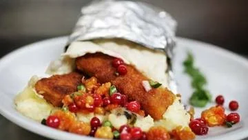 Norrländsk klämma med fiskpinnar, svamppotatismos och hjortonsalsa.