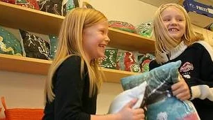 Johanna Magnusson och Emma Lidholm går i Alsike skola.