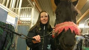 9-åriga Cornelia Pettersson gillar hästfritids.