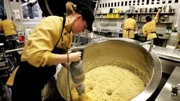 Gigantisk gryta. Jelica Bosnjak använder elsvispen när hon rör om i couscousen. Varje dag lagar hon och hennes kolleger på Eriksbergsskolan 2 200 portioner mat.