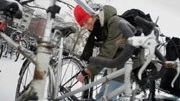 Malin Johansson använder både vajer- och blocklås när hennes Crescent lämnas vid tågstationen i Uppsala.  När jag flyttade till Uppsala i somras hörde jag att cykelstölder var vanliga. Hittills har jag fått behålla min cykel, säger hon.