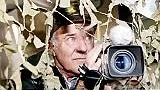 Kojans enda fönsetr är försett med maskeringsnät.-  Men det viktigaste är att udnvika snabba rörelser, säger Karl Nyremo.