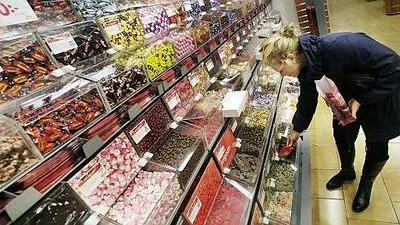 Vårt behov av godis ökar under den mörka tiden. Elin Edlund botaniserar hos en godisafär.
