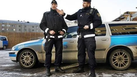 - Dagens poliser arbetar inte som Kling och Klang i Pippi Långstrump, som är ute och patrullerar hela tiden, det tänker nog inte alla på. Men vi är ute så mycket vi kan för att synas och träffa människor, säger Erik Stenfelt, till höger, som arbetar tillsammans med Johan Andrée.