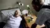På bilden får Marit Sagerholm besök av sin vän Kalle Nordh.