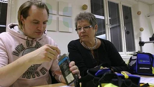 Erik Berglund och Gunilla Mohlin testar sin nya utrustning som de i går kvitterade ut efter genomförd kurs i krishanering.