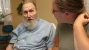 Sivert Eriksson, 93 och Anna Rejment, 28 tog sig en pratstund på servicehuset Rungården.