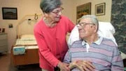 Dagligen sedan fem år promenerar 93-åriga Margit Strömbom två kilometer för att pyssla om maken Göte som bor på ett vårdhem i Storvreta, men nu börjar krafterna svikta.