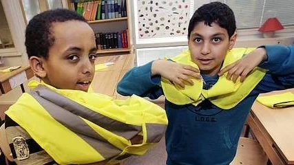 Abdullah Moharied Osman och Abbas Khamis fick nya västar på onsdagen.
