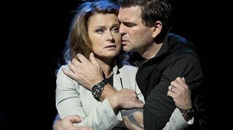 Det finns en starkt erotisk laddning i scenerna mellan Lena Endres Eva och Magnus Roosmann i rollen som revolutionären Jan.