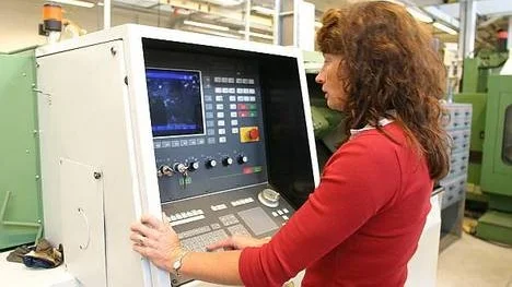 Ingela Johansson är enda kvinnan av tolv elever vid Lernias CNC-utbildning vid Högbergsskolan i Tierp.
