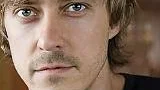 Jonas Karlsson återger skickligt stämningar i dagens samhälle.