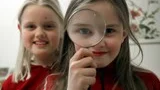 Lisa Rygård och Alice Nittmar på insektsjakt på biologiska museet i Uppsala.