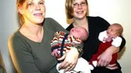 Systrarna Karin Holkedahl med sonen Hugo och Erika Nilsson med dottern Moa. Barnen föddes med bara nio minuters mellanrum.
