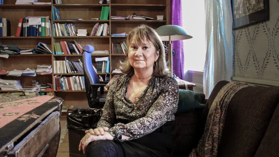 Mammans öde gjorde Li Bennich-Björkman intresserad av hur livet i exil påverkar flyktingar. Nu kommer essäboken "Sörja ett liv, leva ett annat" som handlar om just det.