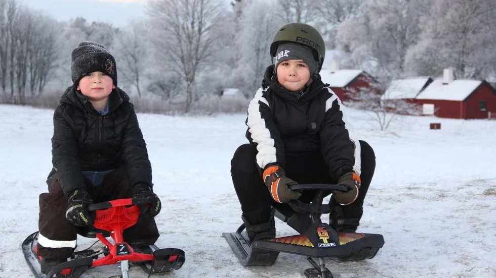 Åkglada. Erik Svenda, 6 och Oliver Ahlqvist, 9, var två av många som åkte pulka och snowracer på Uppsala högar i helgen. Backarna här är bra, tycker de.