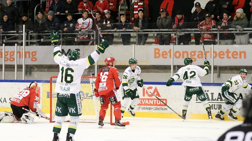 2–3-målet. Marcus Jonsson, längst till höger i bild, har just snurrat upp flera Almtunaspelare och satt pucken bakom Oscar Fröberg i hemmamålet.