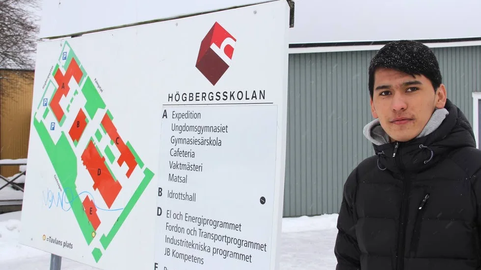 Ensamkommande. Den 17-årige Eltaf Hossein flydde från Pakistan för ett bättre liv. Väl i Sverige flydde han från Skåne till Tierp för att få studera det han ville.