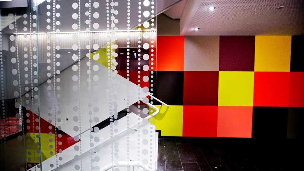 Skandionkliniken har uppmärksammats mycket för sin arkitektur och design, där konst och färg integrerats mycket tydligt i byggnaden.
