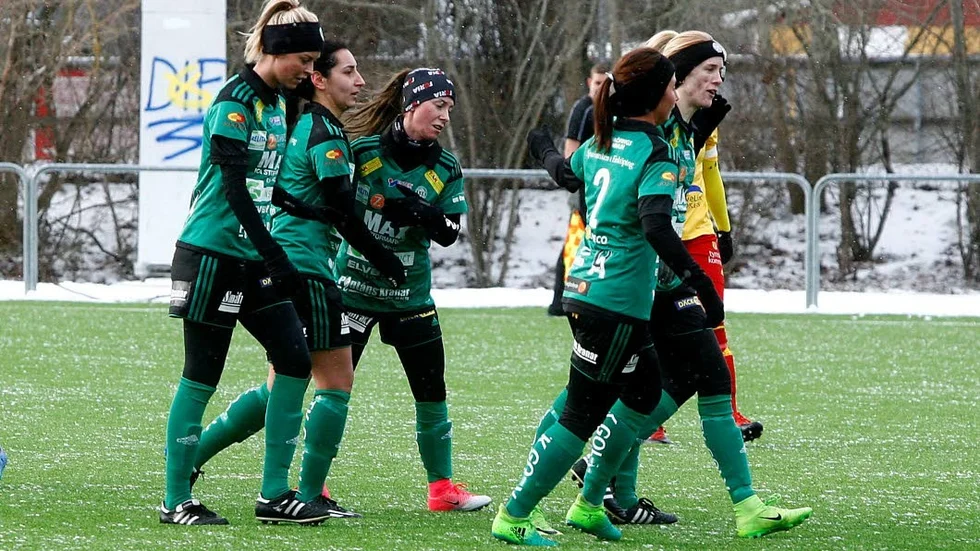 ESK-glädje. Det blev kramkalas efter det att Ina Burström kvitterat till 1–1. Men matchen förlorades till slut för ESK med 1–5.