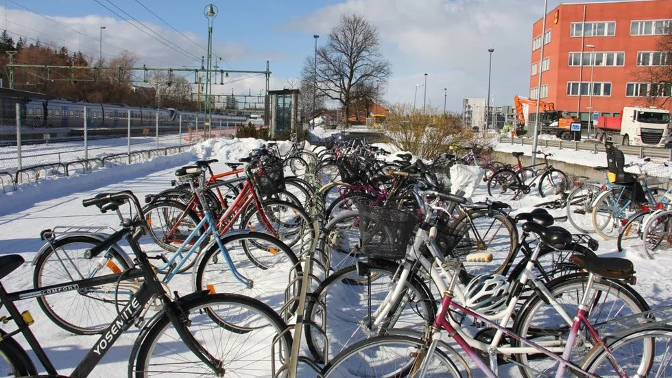 De vanliga cykelparkeringarna vid stationen ska kompletteras med ett garage.