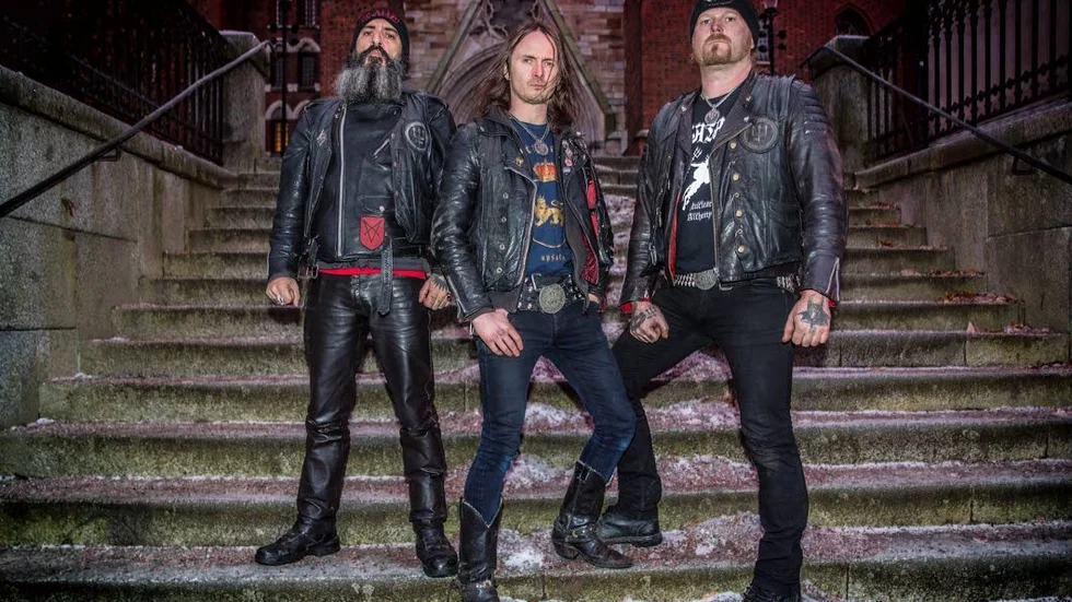 Watain är känt för sina vilda scenshower som innehåller mycket pyroteknik samt blod, ben och kroppsdelar från döda djur.