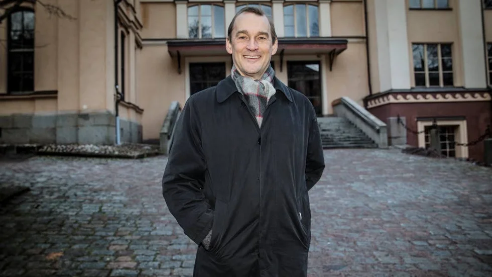Tillfälligt besök. Mikael Sandström står utanför Katedralskolan, där han gick i gymnasiet.