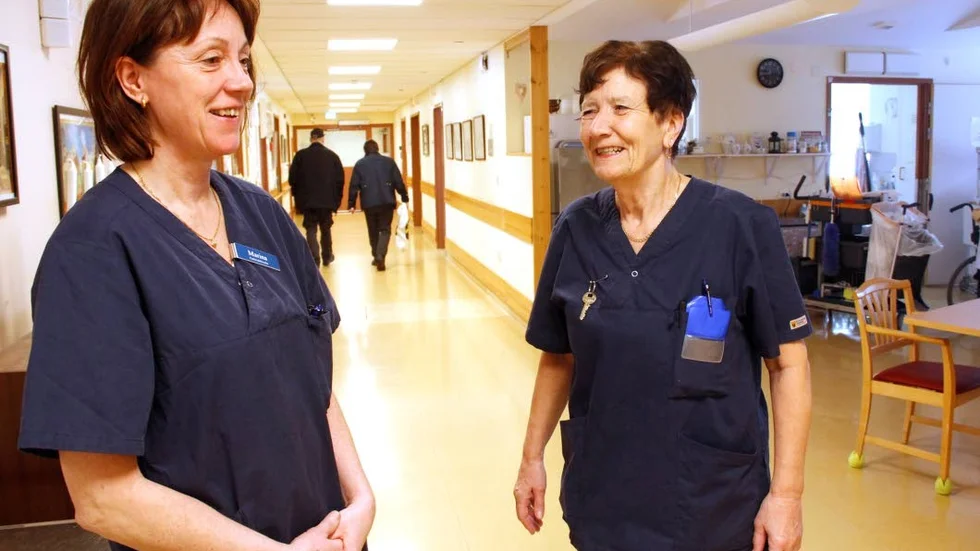 Trivs på jobbet. Undersköterskorna Marina Jansson Wahlberg och Rose-Marie Lagergren jobbar på närvårdsenheten i Östhammar. De trivs utmärkt, men är överens om att fler händer, bättre scheman och högre lön är rätt väg att gå om Östhammars kommun vill locka fler till vårdyrket.