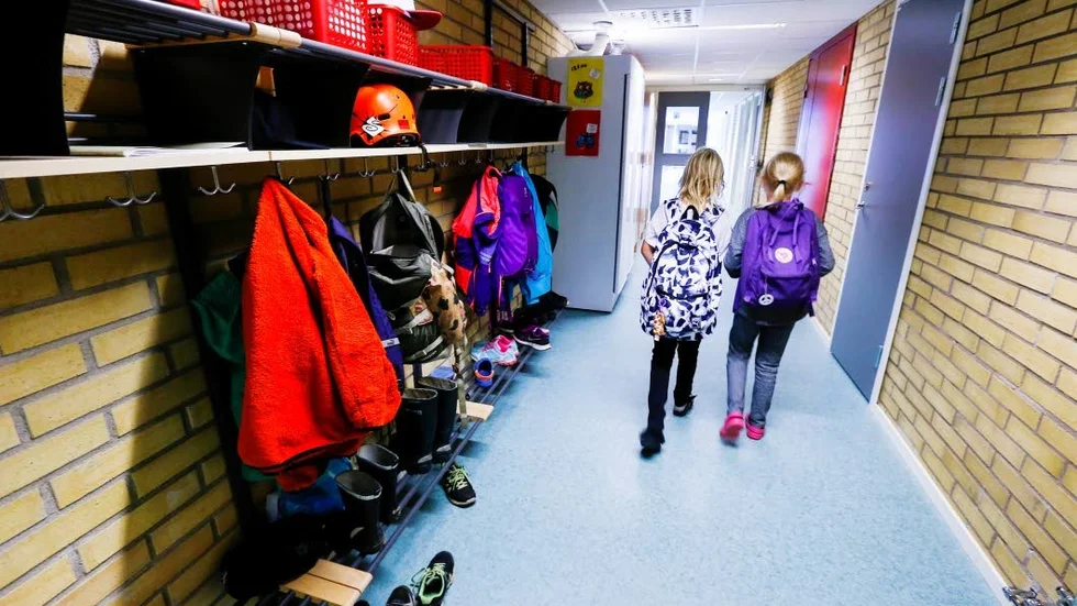 Männen tycks ha siktat in sig på skolväskor och jackfickor.