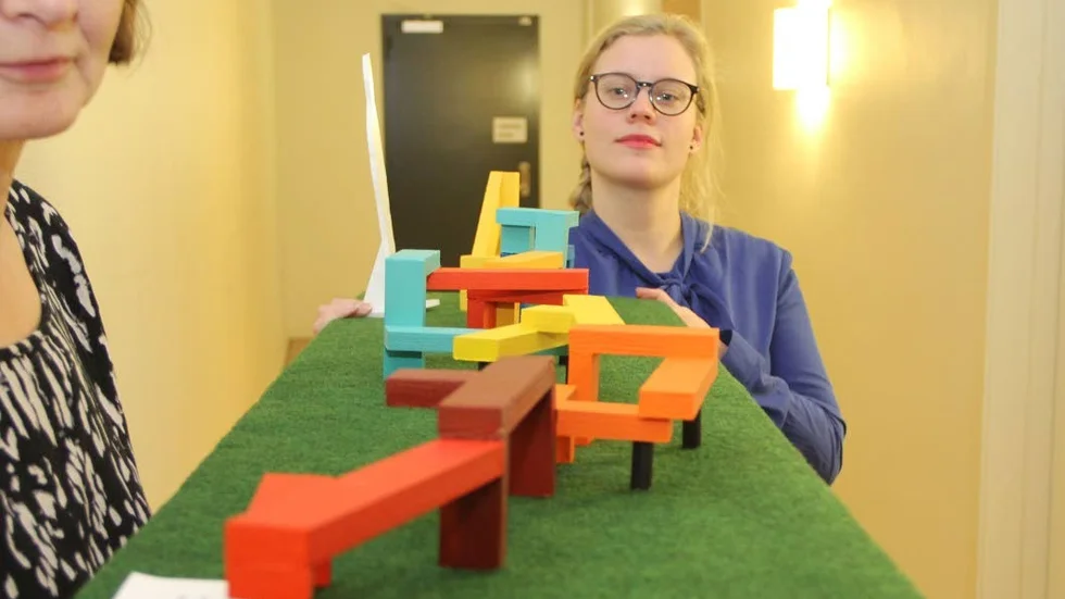 Konstverk. Så här ser det konstverk ut som ska stå bredvid fotbollsplanen vid Vegavallen. Här visas det upp av fritidsintendenten Gunilla Ström och kultursekreteraren Louise Magnusson.