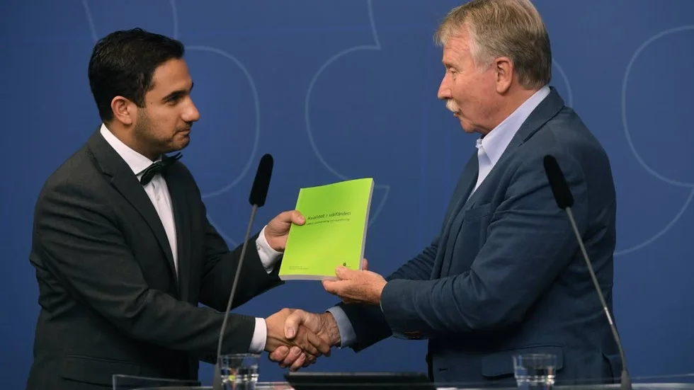 Saknar förståelse. Regeringens förslag om vinstbegränsning vittnar om bristande kunskap om företags verklighet, menar artikelförfattarna. På bilden Illmar Reepalu som överlämnar sitt betänkande om vinstbegränsning till civilminister Ardalan Shekarabi tidigare i år.