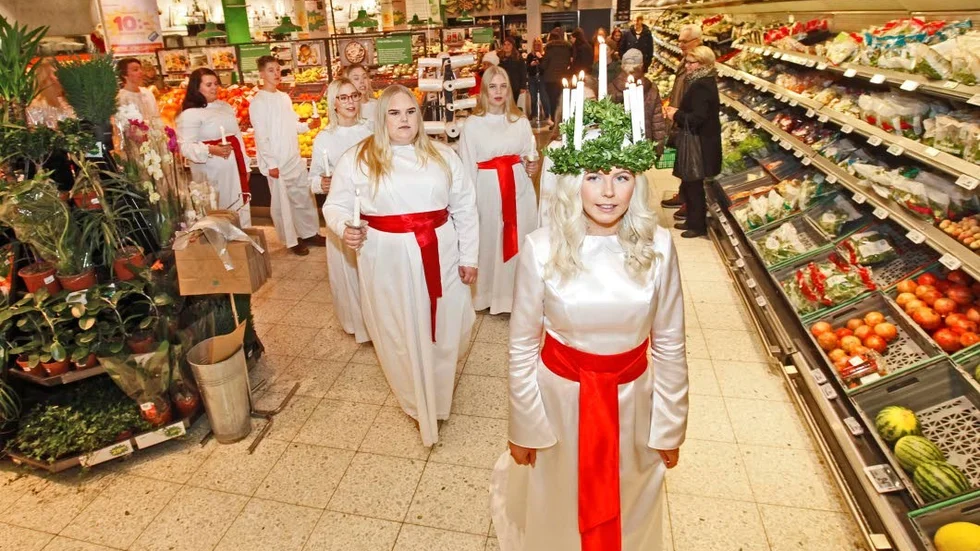 Värme. Klara Edin och hennes tärnor och stjärngossar spred ljus och glädje i vintermörkret på Coop, till allas förtjusning.