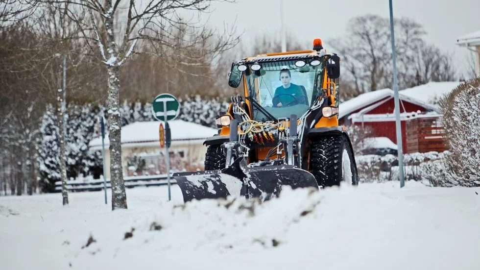 Snöröjning. I Grillby dröjde den för länge i samband med förra veckans snöande, enligt skribenten.