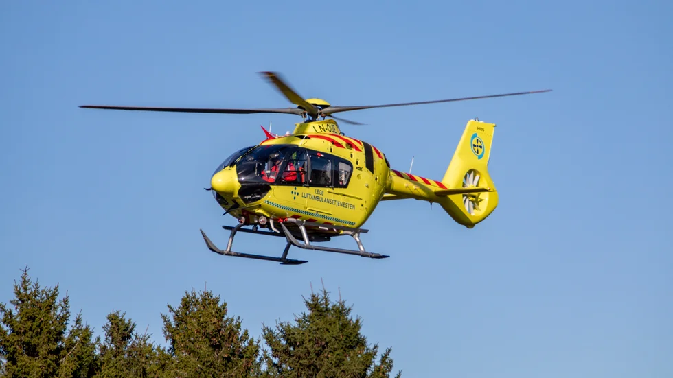 Fyra personer fördes med ambulanshelikopter till sjukhus efter explosionen.