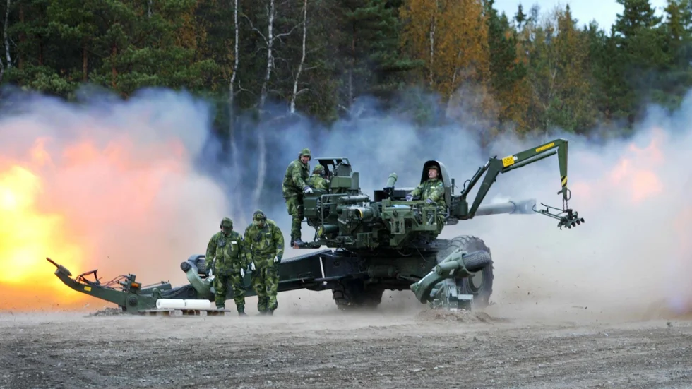 Insändarskribenten tycker att vapentillverkning borde straffbeskattas. På bilden visar vapenföretaget Bofors upp några olika kanonmodeller.