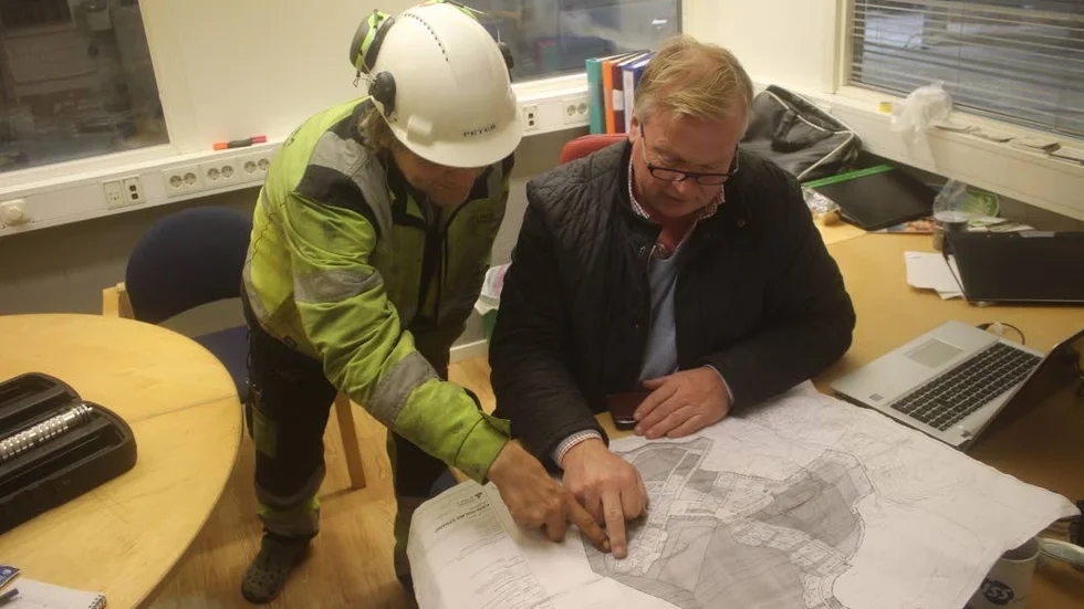 Exploatör. Till höger på bilden ser vi Anders Högberg som vill exploatera Karlholms strand.