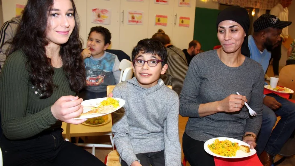 Paella. Kubra, Burak och Nebahat njuter av maten på spanska festen.