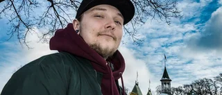 Han faller ihop om han skrattar