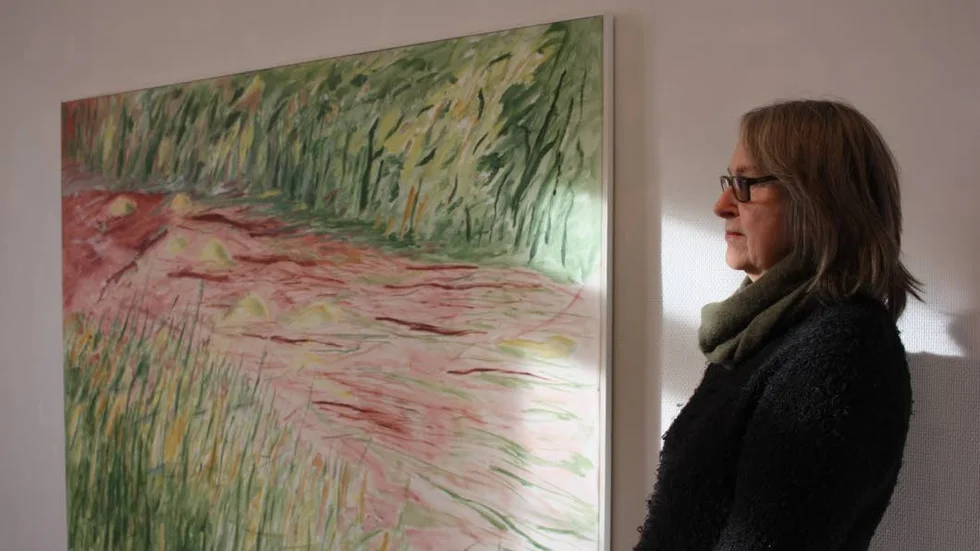 Annika Hedermo, Fjärdhundra, är en av konstnärerna på Målhammar galleri i vår. Här vid sin målning på Enköpings konsthall.