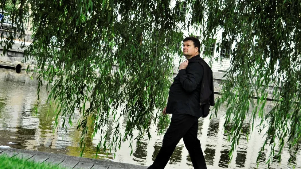 Calle Bachofner skriver dikter om relationer och politik. Och när det blir för mycket politik skriver han om potatis och grönsaker. Varje måndag leder han promenader som hjälper människor i kaos.