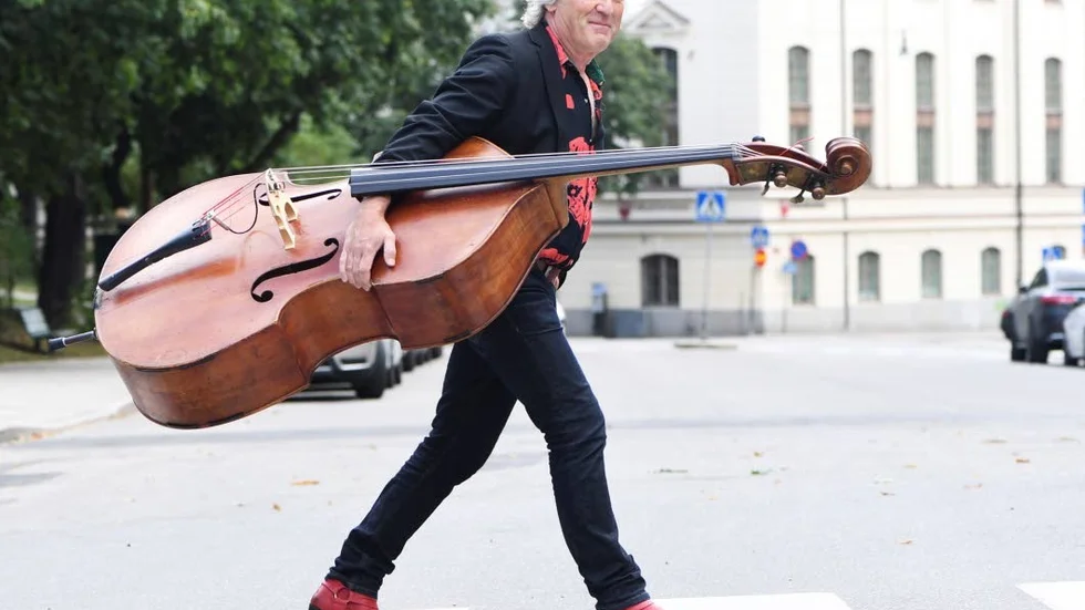 Möter sjuka. Musik är ett vackert språk som är härligt att tala med till andra människor, säger Anders Forsslund.
Kontrabasen har varit Anders Forsslunds ständiga följeslagare. – Om jag får problem med händerna så att jag inte kan spela ska jag sjunga i stället, säger han.