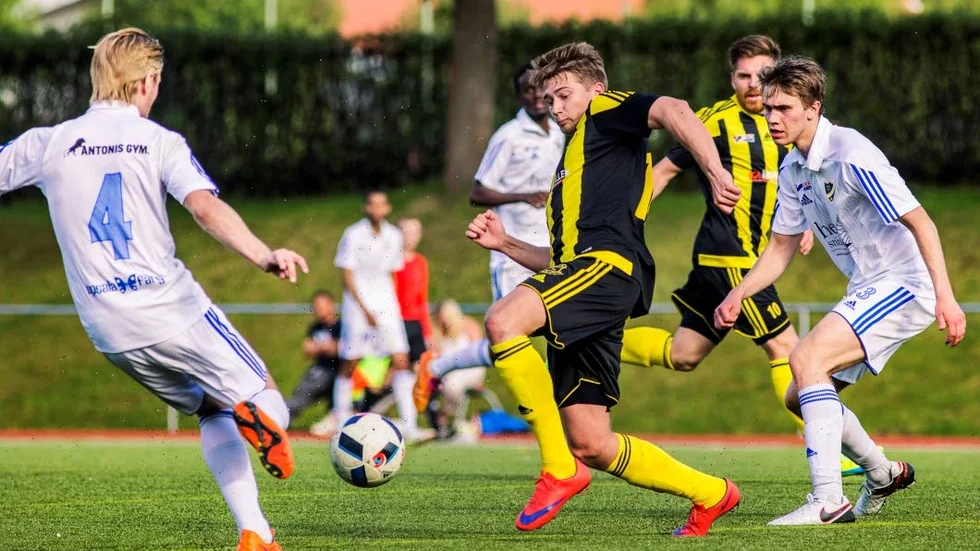 Herrfyran. IFK Uppsala och Vaksala, på Österängens IP. Lukas Martinsson, Jacob Angeldal och Filip Carlsson i kamp om bollen.