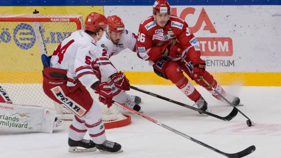 Emil Larsson (t h) i en match mot Timrå.