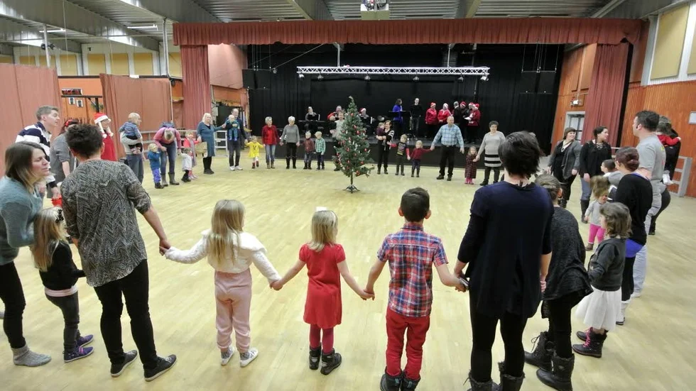 Sånglekar. Kulturskolan och PRO bjöd in till julgransplundring i Möbeln.