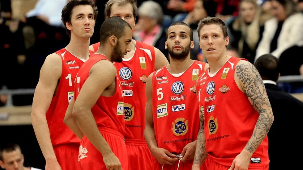 Tung trend. Uppsala Basket åkte på sin femte raka förlust i basketligan och nu hoppas de på att sviten bryts i och med värvningen av landslagscentern Carl Engström.