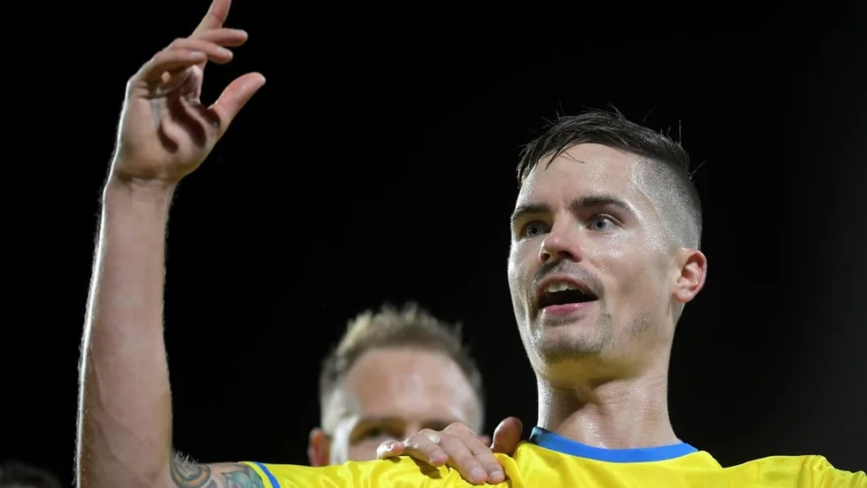 Målskytten. Mikael Lustig klev fram för Sverige.