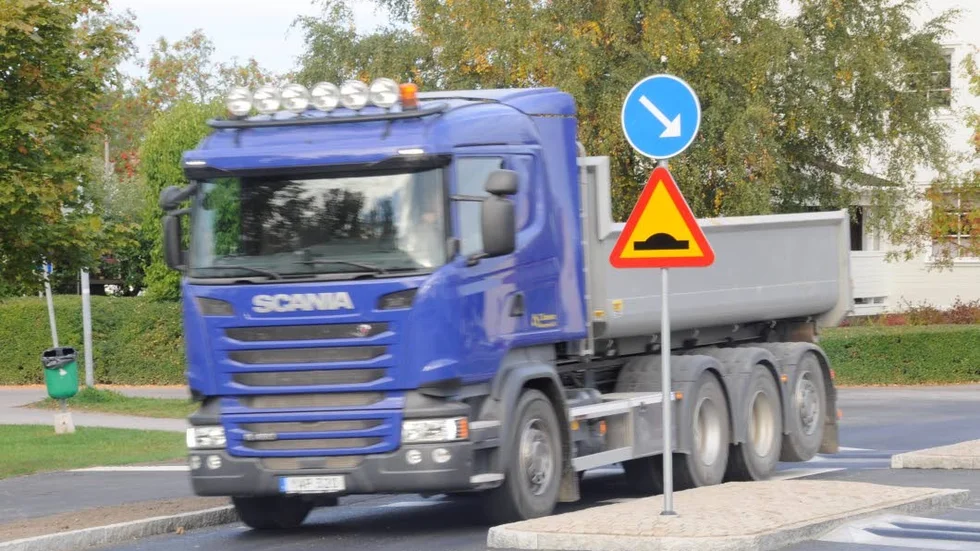 Lättar inte på gasen. UNT har besökt ett av farthindren på Gävlevägen, då var det skillnad på hur personbilar och tunga fordon tog sig förbi farthindret.