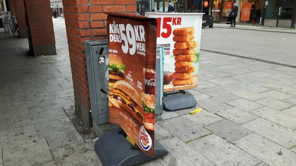 Trottoarpratare. Enligt Uppsalapolisen har inga tillstånd för den här typen av skyltar medgetts.